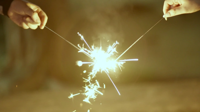 두 개의 스파클라가 타면서 반짝이고 있고, 끄트머리가 서로 맞닿아 있다.