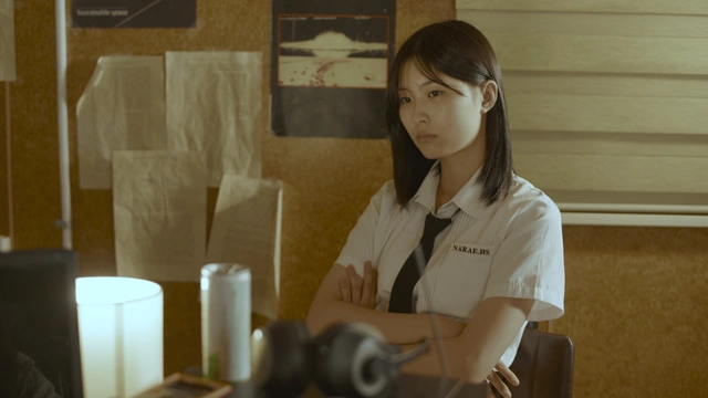 팔짱을 끼고 앉아 있는 허쉬의 모습.