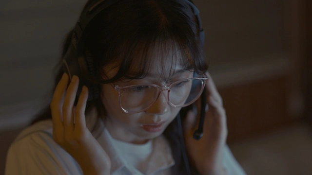 헤드폰을 쓴 젤리가 무언가를 집중해서 듣고 있다.